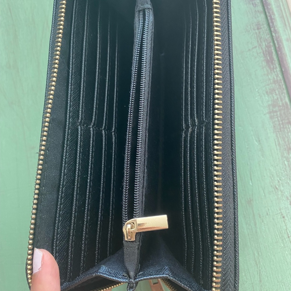 ⭐️SOLD⭐️ ALDO Elegant Black Gold Zip Wallet - New - Picture 5 of 7